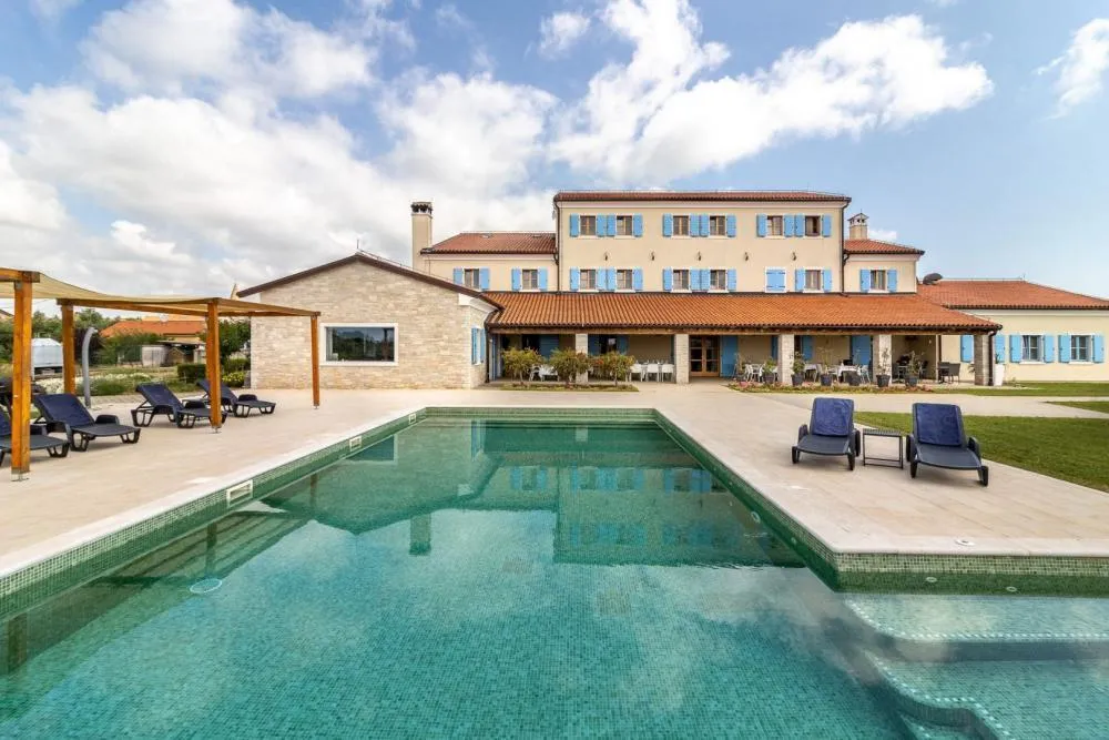 Hotel with 13 rooms in Pula, Croatia, for sale