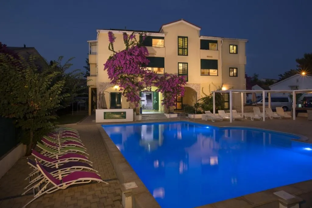 Hotel mit 20 Zimmern in Novalja, Kroatien, zu verkaufen - 1