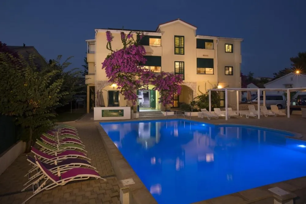 Hotel mit 20 Zimmern in Novalja, Kroatien, zu verkaufen