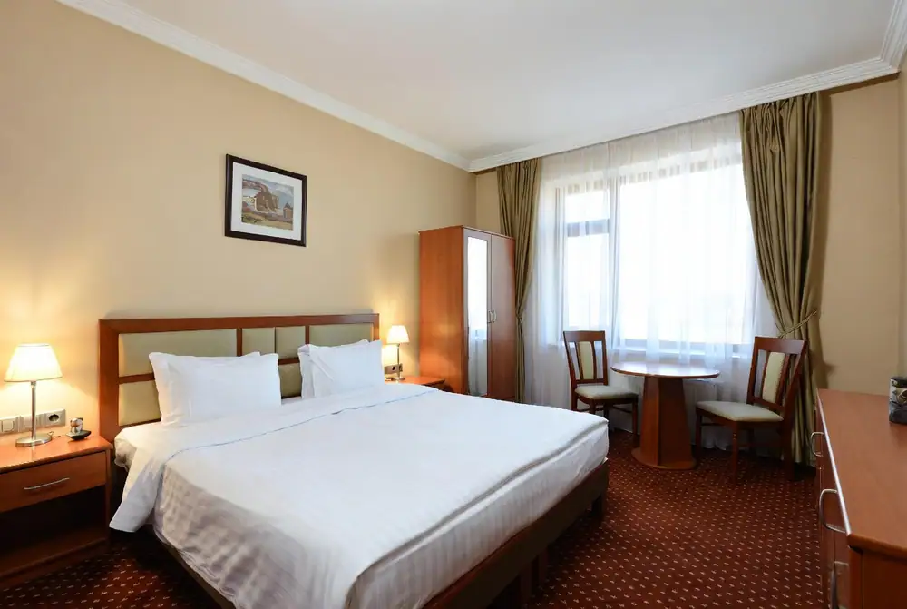4**** Hotel zum Verkauf im Zentrum von Tiflis, Foto 1