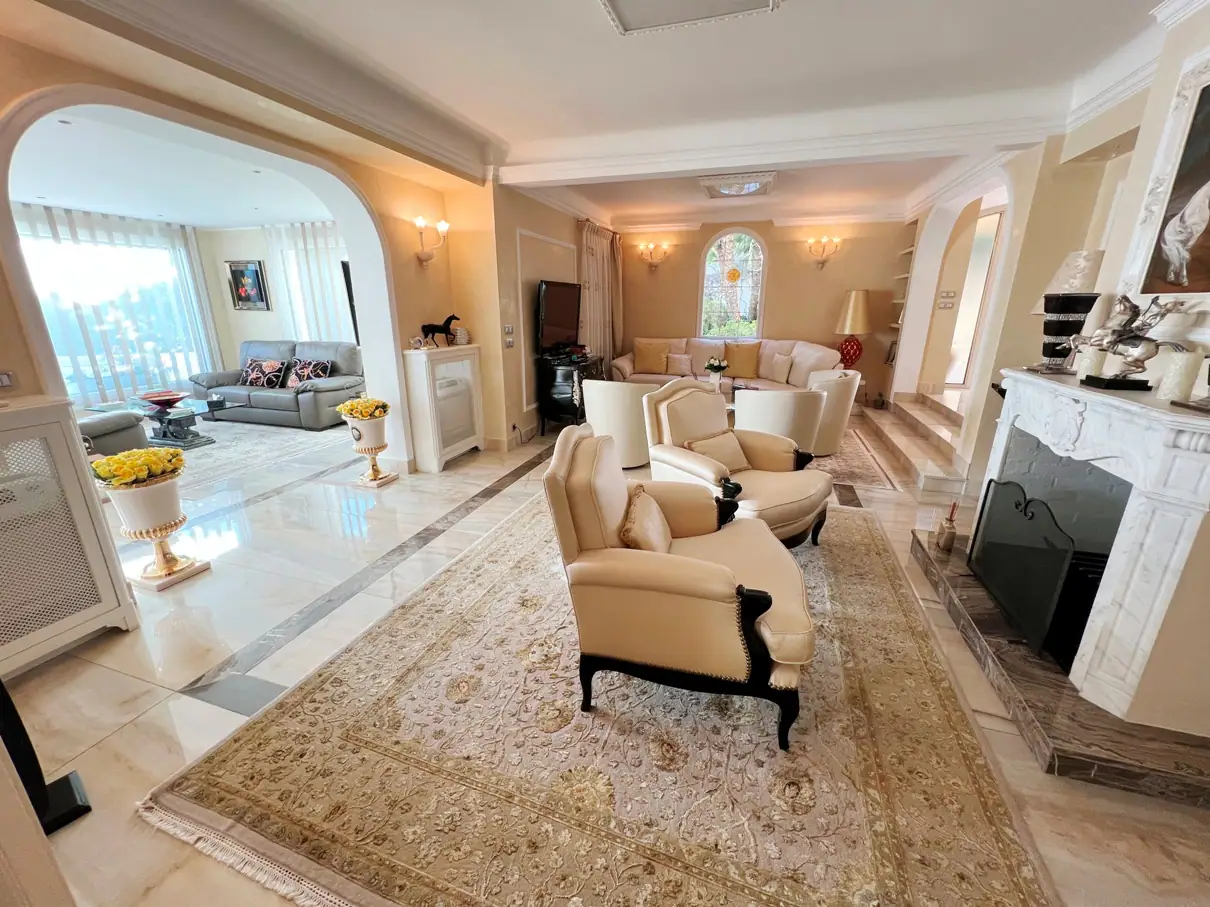 Luxuy villa with a pool and a sea view - 8