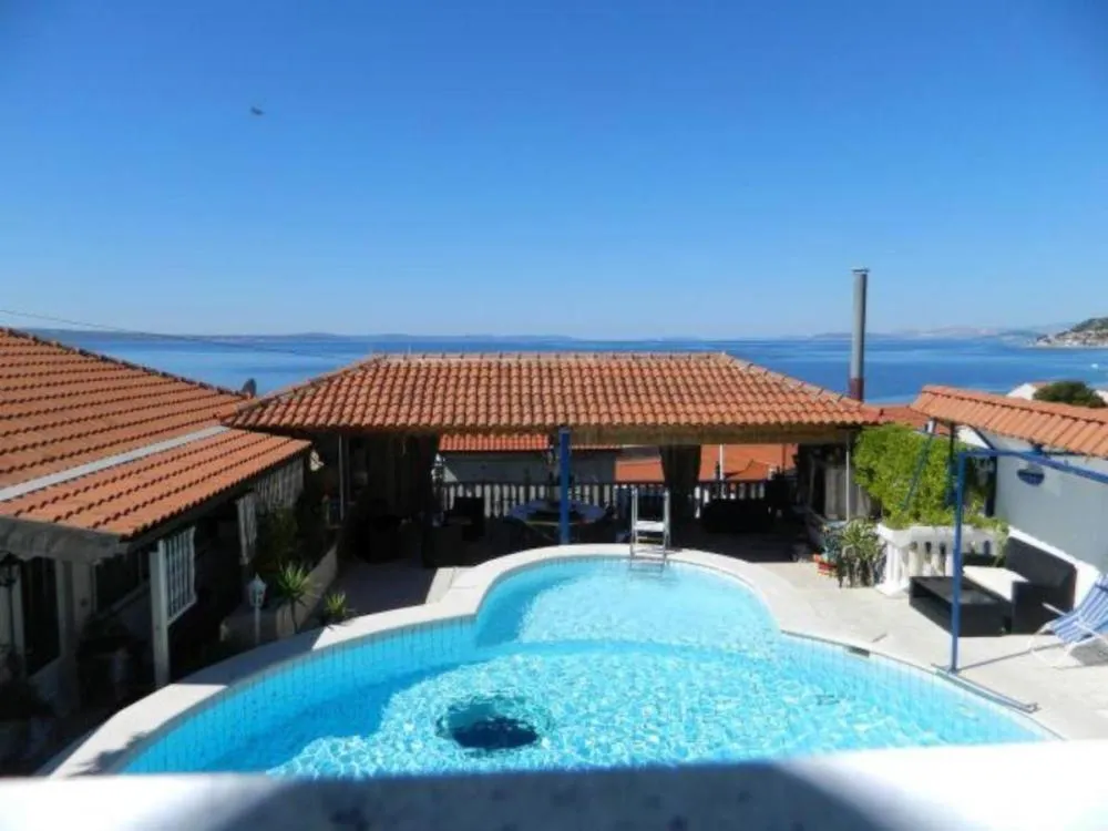 Hotel mit 18 Zimmern in Dugi Rat, Kroatien, zu verkaufen