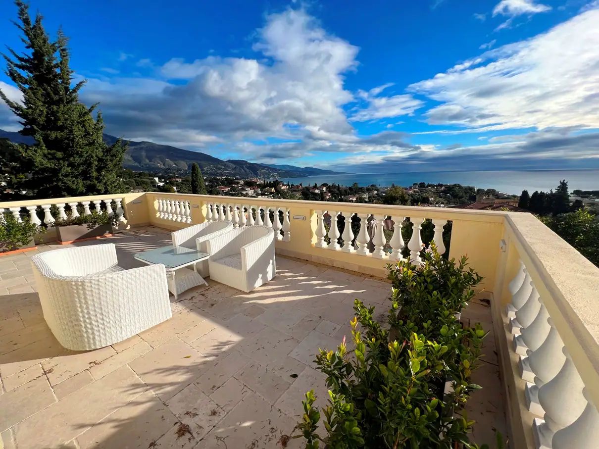 Luxuy villa with a pool and a sea view - 2
