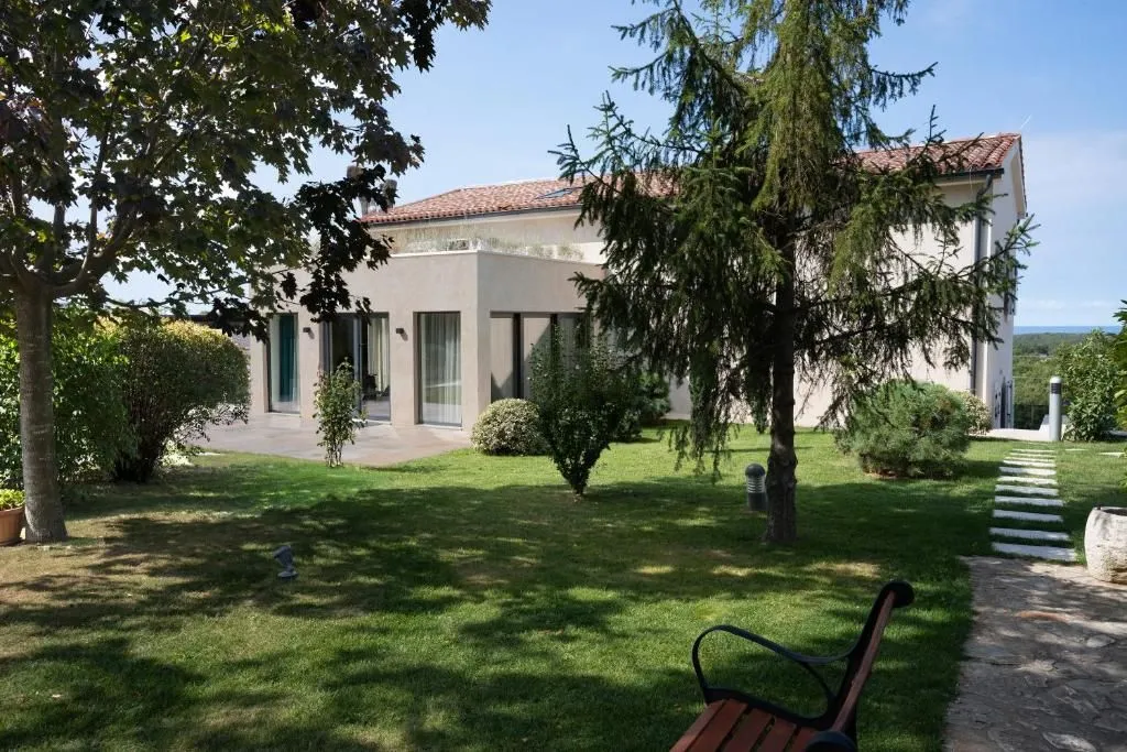 Отель площадью 758 м² в Бюе, Хорватия, на продажу - 2