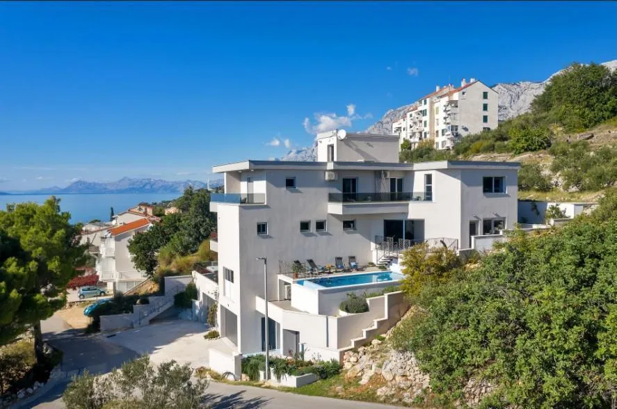 Hotel with 5 rooms in Podgora, Croatia, for sale - 1