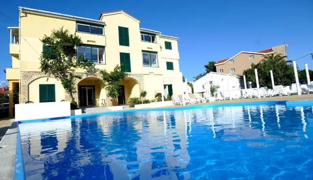 Hotel mit 20 Zimmern in Novalja, Kroatien, zu verkaufen