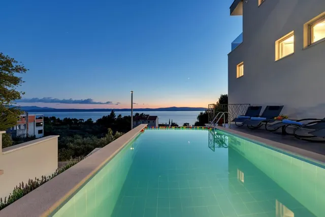 Hotel with 5 rooms in Podgora, Croatia, for sale