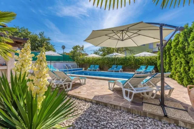 Hotel with 13 rooms in Malinska, Malinska-Dubašnica, Croatia, for sale