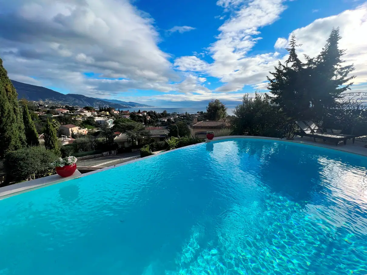Luxuy villa with a pool and a sea view - 5