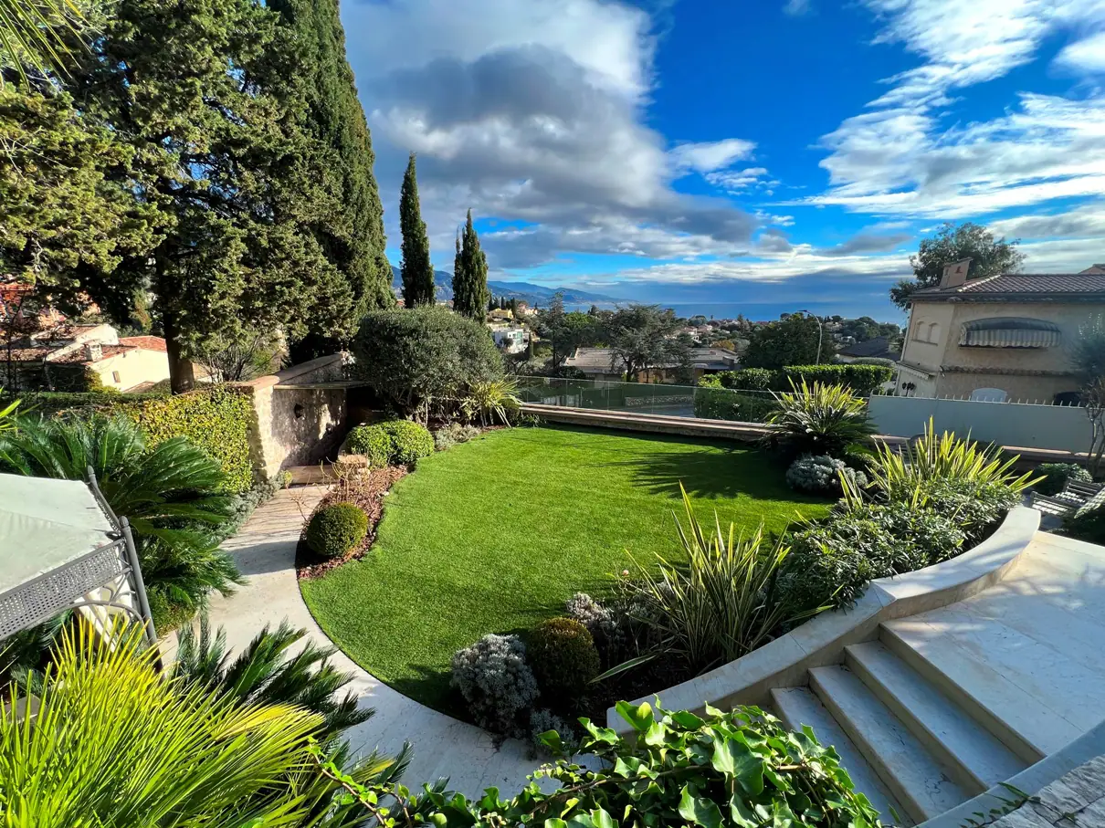 Luxuy villa with a pool and a sea view - 14