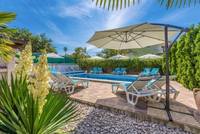 Hotel with 13 rooms in Malinska, Malinska-Dubašnica, Croatia, for sale