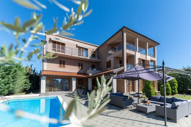 Hotel with 11 rooms in Banjole, Medulin, Croatia, for sale