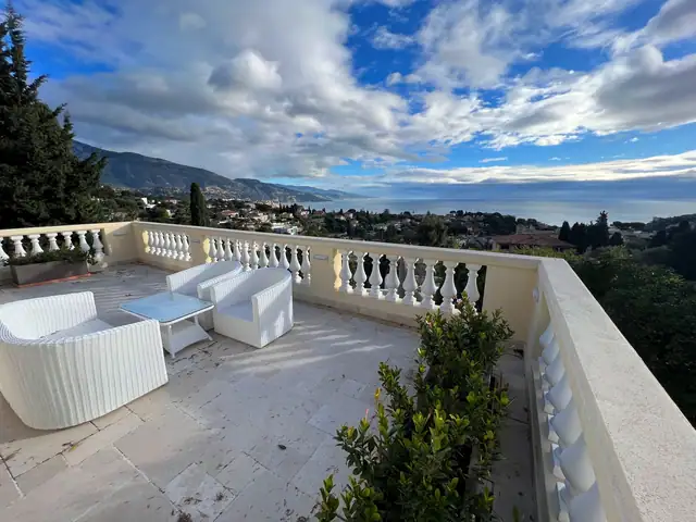 Luxuy villa with a pool and a sea view - 7