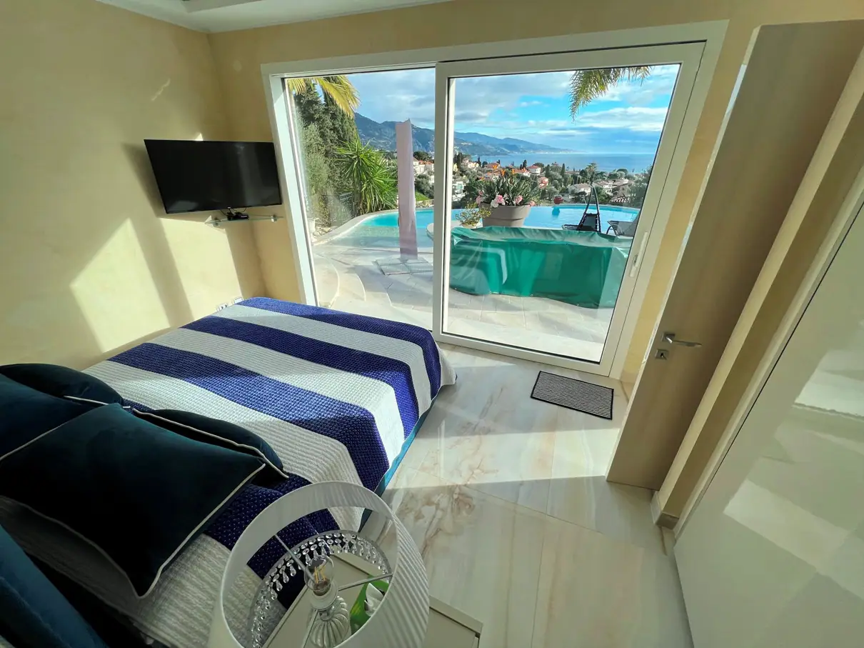 Luxuy villa with a pool and a sea view - 13