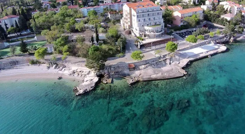 Wunderschönes 4-Sterne-Hotel am Wasser mit 60 Zimmern - ermäßigt! Foto 1