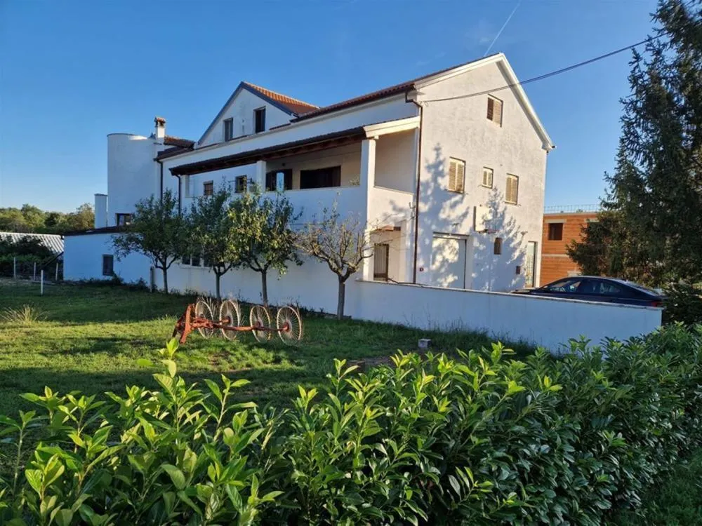 Hotel mit 694 m² in Poreč, Kroatien, zu verkaufen - 1