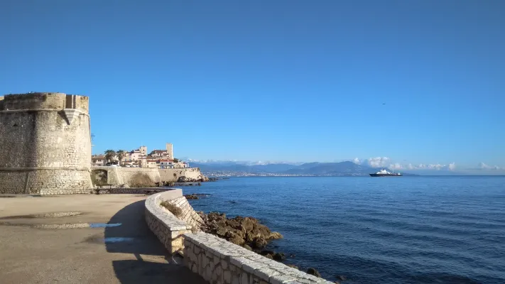 5***** Star Hotel for Sale between Nice and Cannes Côte d'Azur - pic.1 5***** Star Hotel for Sale between Nice and Cannes Côte d'Azur - pic.1