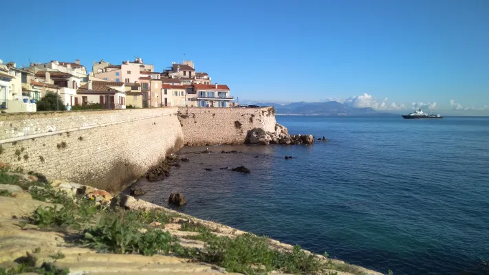 5***** Star Hotel for Sale between Nice and Cannes Côte d'Azur - pic.2 5***** Star Hotel for Sale between Nice and Cannes Côte d'Azur - pic.2