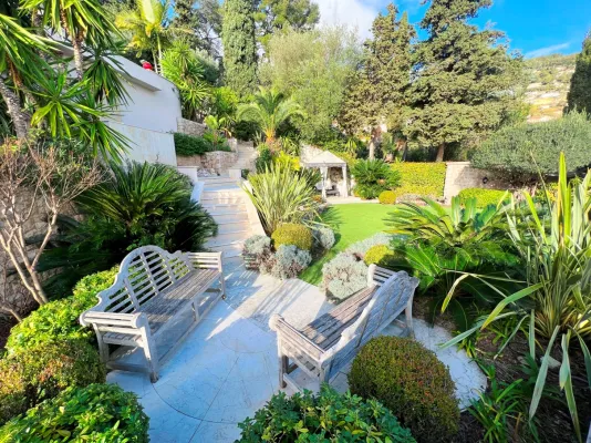 Роскошная вилла с бассейном и видом на море - фото 15 Роскошная вилла с бассейном и видом на море - фото 15