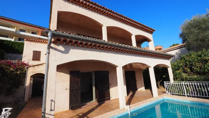 Вилла с 3 спальнями с видом на море с ремонтным проектом - фото 1 Вилла с 3 спальнями с видом на море с ремонтным проектом - фото 1