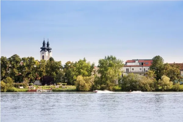 Ideal lakefront hotel in Carinthia, Austria - pic.1 Ideal lakefront hotel in Carinthia, Austria - pic.1