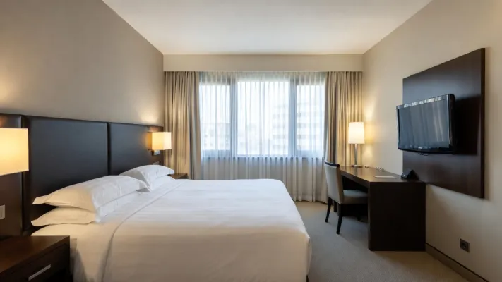 4****-star hotel with 220 fully renovated rooms, Düsseldorf - pic.3